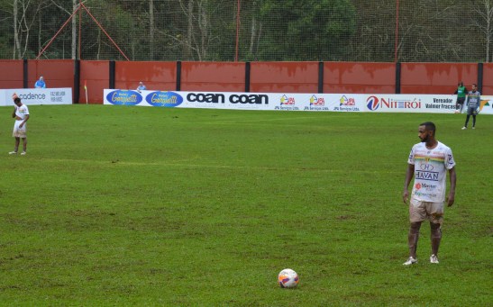 Faísaca, autor do cruzamento que resultou no gol, testando o pé em cobrança de falta ainda no primeiro tempo. (Foto: Lucas Gabriel Cardoso)