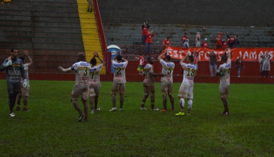 Como não poderia deixar de ser, o elenco vitorioso foi agradecer a torcida pelo apoio, mesmo estando do outro lado do estado (Foto: Lucas Gabriel Cardoso)