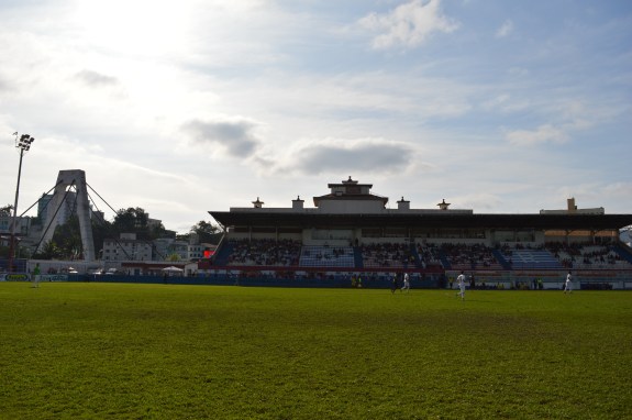 Estádio Augusto Bauer com a Ponte Irineu Bornhausen à esquerda (Foto: Lucas Gabriel Cardoso)