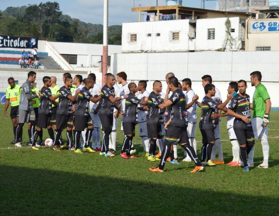 Brusque (Wanderson; João Neto, Cleyton, Wendel e Flavinho; Mineiro, Carlos Alberto, Paulinho e Wellington Simião; Matheus Paraná e Eydison) e Atlético Tubarão (Enderson, Mota, Ianson, Celso e Daniel; Xipote, Cleberson, Dionisio e Esquerdinha; Pablo e Raul) voltaram a se enfrentar pela Série B (Foto: Lucas Gabriel Cardoso)