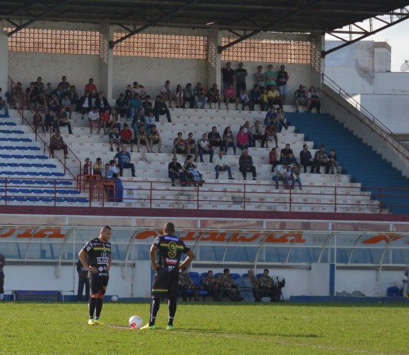 Com menos de 30 segundos de jogo , o Atlético quase surpreendeu e abriu o placar. E olha que foi o Brusque que deu o pontapé´inicial. (Foto: Lucas Gabriel Cardoso)