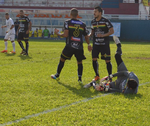Ainda dentro do campo, consegui fotografar duas boas chegadas do Tricolor da Vila. Nessa, Wanderson saiu bem para abafar. (Foto: Lucas Gabriel Cardoso)
