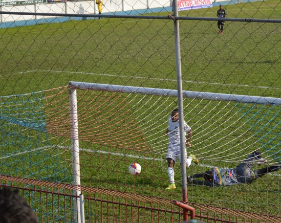Dionísio só teve o trabalho de escorar a bola para o fundo das redes... (Foto: Lucas Gabriel Cardoso)
