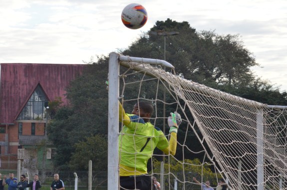 Dida quase foi surpreendido em cruzamento. (Foto: Lucas Gabriel Cardoso)