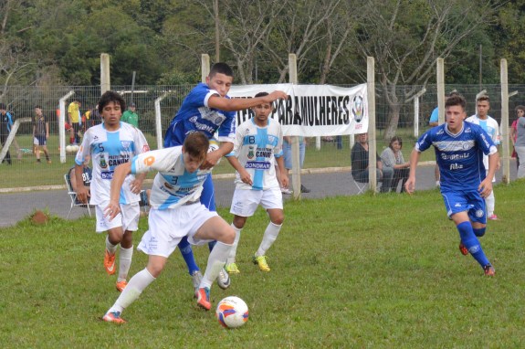 Jogo foi peleado. (Foto: Lucas Gabriel Cardoso)