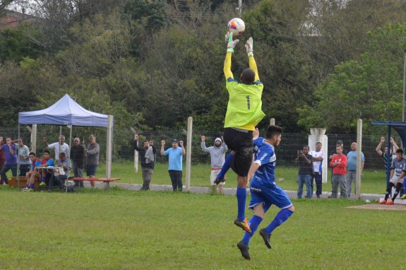 Goleiro Dida teve bastante trabalho durante a partida. (Foto: Lucas Gabriel Cardoso)