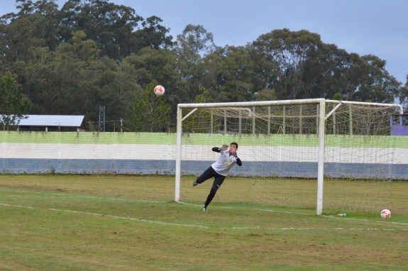 Goleiro Júlio Cesar voou para pegar o chute de Pato... (Foto: Lucas Gabriel Cardoso)