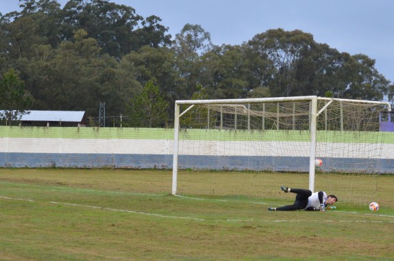 ...mas não achou nada. Gol da virada cruzeirista. (Foto: Lucas Gabriel Cardoso)