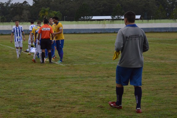 Intervenção honesta do bandeirinha improvisado, que afirmou não ser pênalti para o próprio time. (Foto: Lucas Gabriel Cardoso)