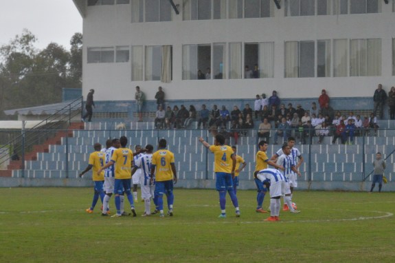Nem parecia amistoso. Juizão Edson Alves teve trabalho para conter os ânimos dos jogadores no começo da partida. (Foto: Lucas Gabriel Cardoso)