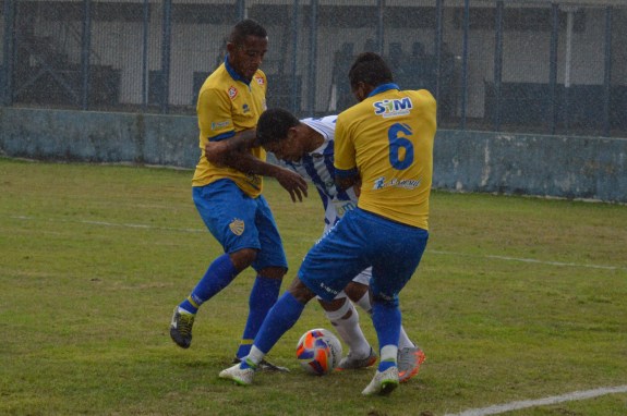 Junto com o apito inicial do árbitro, quem apareceu foi a chuva. (Foto: Lucas Gabriel Cardoso)