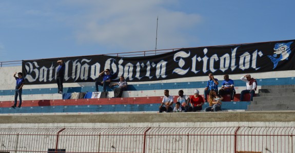 Torcida tubaronense viajou cerca de 240 para chegar em Brusque. No caminho, deram uma passada no santuário da Santa Paulina, em Nova Trento. (Foto: Lucas Gabriel Cardoso)