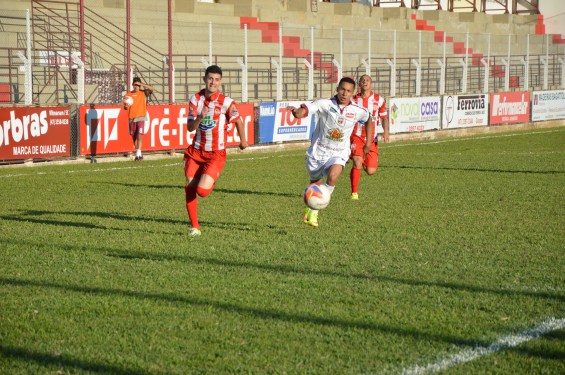 Dois gols, o 5º e o 6º, saíram pelo lado direito do ataque do Hercílio. (Foto: Lucas Gabriel Cardoso) 