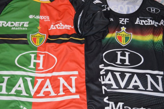 Saí de lá com mais duas camisas do quadricolor para a coleção. (Foto: Lucas Gabriel Cardoso)