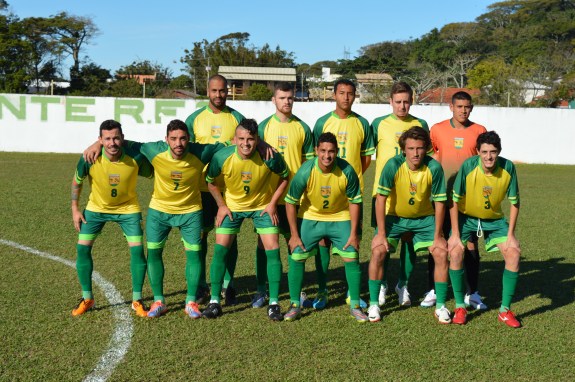 Os visitantes entraram em campo com João, Rodriguinho, Gabriel, Du, Matheus, Ygor, Leandrinho, Juninho, Wallace, Bruno e Digo. (Foto: Lucas Gabriel Cardoso)