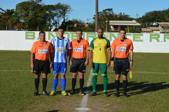 Trio de arbitragem com os capitães das duas equipes. (Foto: Lucas Gabriel Cardoso) 
