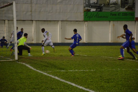 Eydison quase marca de letra após boa jogada de João Neto. (Foto: Lucas Gabriel Cardoso)