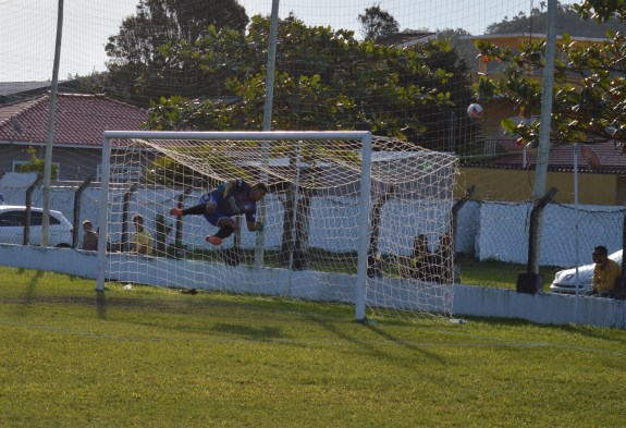 Goleiro Felipe voa para evitar o gol de falta do Bandeirante no final do primeiro tempo. (Foto: Lucas Gabriel Cardoso)
