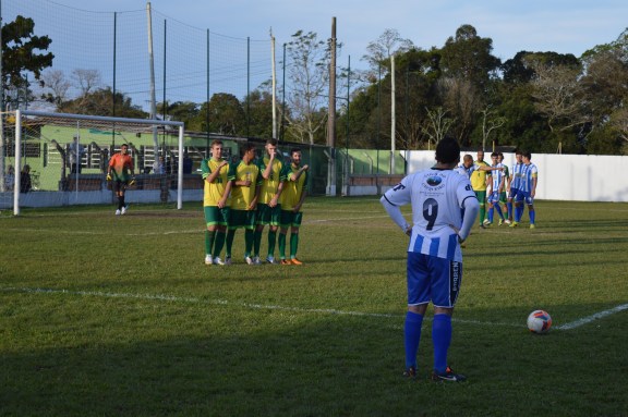 Flávio pronto para mandar a bola na área do Bandeirante. (Foto: Lucas Gabriel Cardoso)