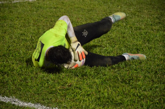 Douglas ganhando um tempo com a bola, após o gol de empate. Detalhe para a calça do Mixto de Cuiabá (Foto: Lucas Gabriel Cardoso)