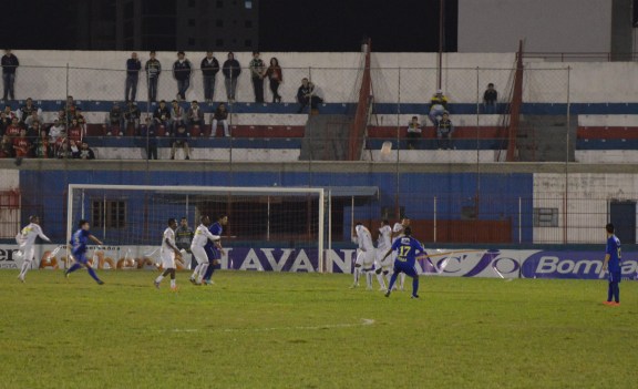 Falta que gerou o rebote para o gol do Porto. (Foto: Lucas Gabriel Cardoso)
