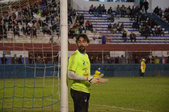 Goleiro do Porto batendo uma resenha com os torcedores do Brusque (Foto: Lucas Gabriel Cardoso)