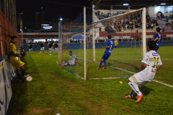 Paulinho, que entrou no segundo tempo, faz a jogada pela esquerda, mas Simião não alcançou. (Foto: Lucas Gabriel Cardoso)