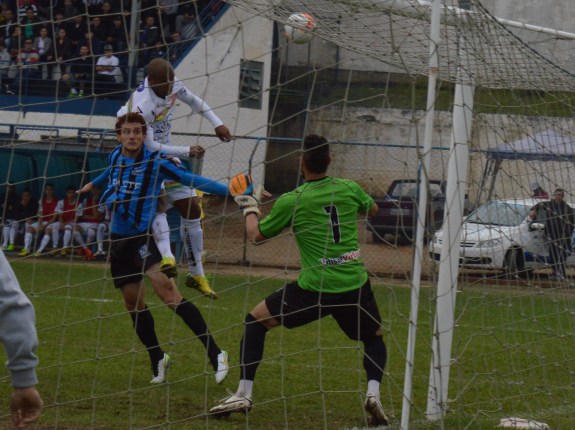 Quase! Eydison, meio desequilibrado, cabeceia para fora. (Foto: Lucas Gabriel Cardoso)