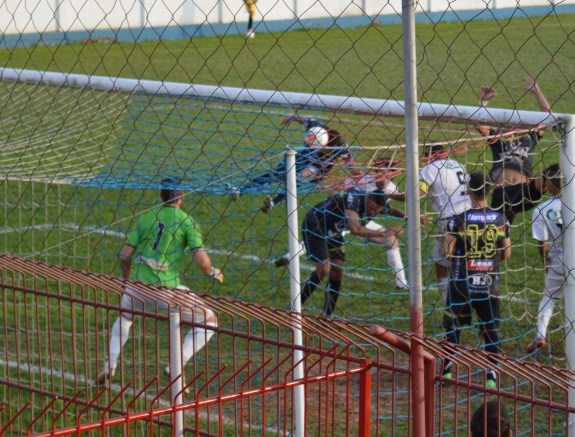 Eliomar, mesmo desequilibrado, conseguiu completar o cruzamento de Paulinho. (Foto: Lucas Gabriel Cardoso)