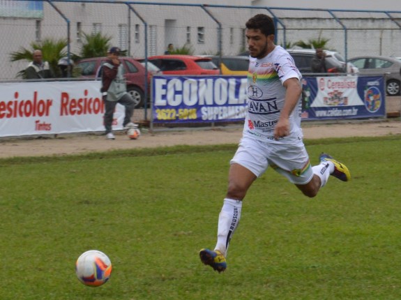 O Mito João Neto foi responsável por algumas das melhores chegadas do Brusque no primeiro tempo. (Foto: Lucas Gabriel Cardoso)