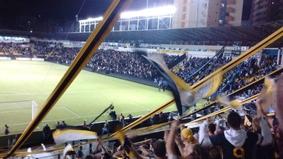 De trás do gol, ao lado da inigualável torcida Os Tigres, acompanhei a triste eliminação do Criciúma. (Foto: Lucas Gabriel Cardoso)