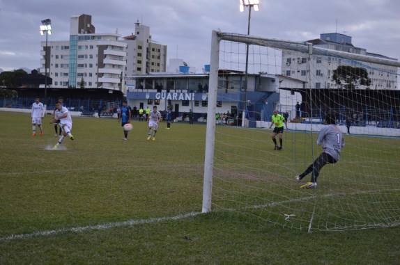 Lucas Alves até pulou no canto certo, mas o chute foi muito forte. (Foto: Lucas Gabriel Cardoso)