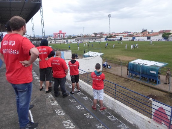 A sempre presente torcida brusquense também esteve em Tubarão. (Foto: Lucas Gabriel Cardoso)