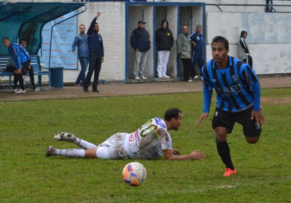 Simião caído pedindo falta. (Foto: Lucas Gabriel Cardoso)