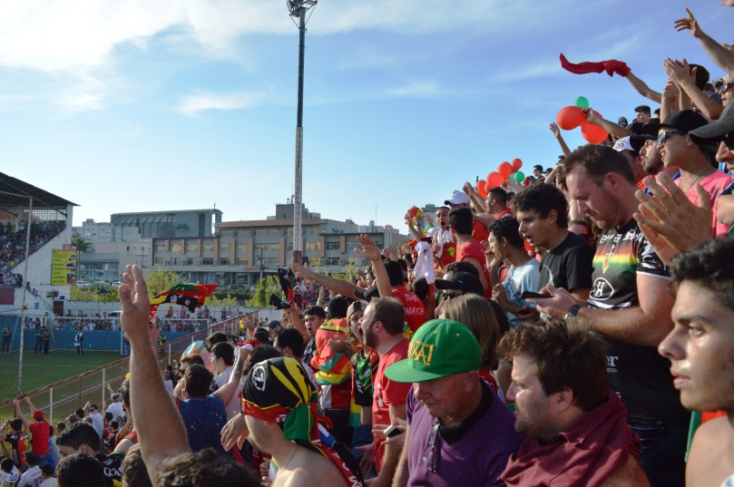 Alguém falou em calor??? A torcida só queria saber de comemorar mais um título. (Foto: Lucas Gabriel Cardoso)
