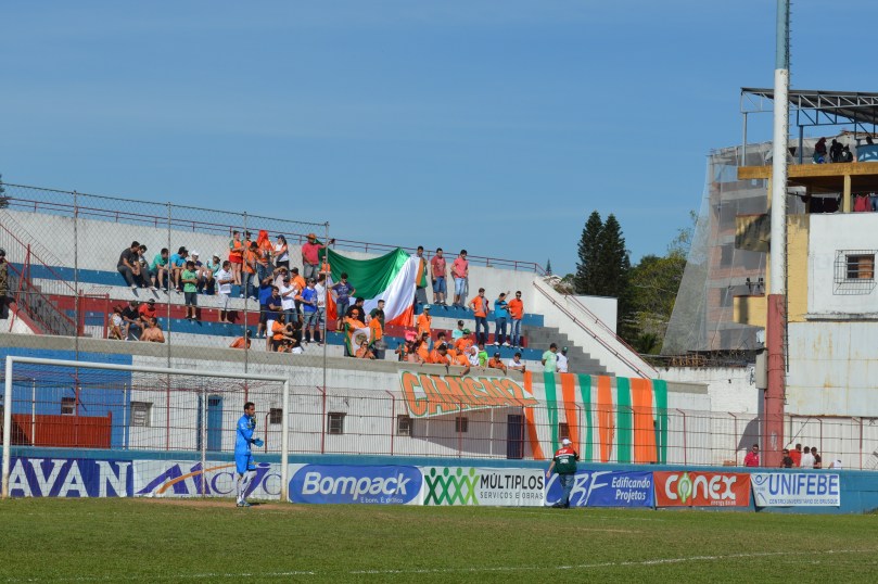Ainda que em número bem reduzido, a torcida do Camboriú também se fez presente no Augusto Bauer. (Foto: Lucas Gabriel Cardoso)