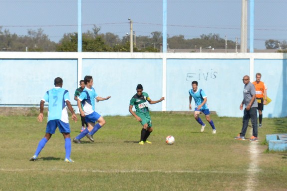 O técnico Valdir Lemos, do Estância, assistiu boa parte do jogo de dentro do campo. (Foto: Lucas Gabriel Cardoso)