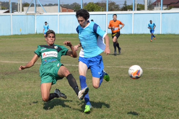 O que faltou de técnica no primeiro tempo, sobrou em garra por parte dos dois times. (Foto: Lucas Gabriel Cardoso)