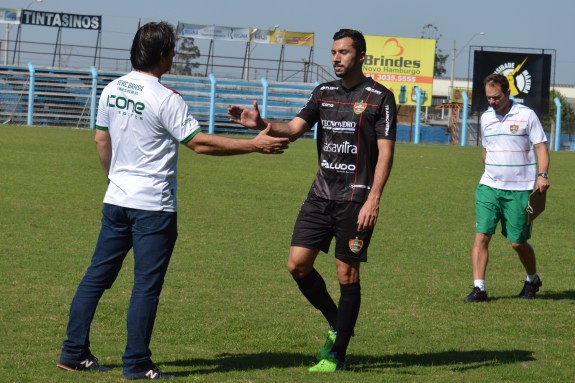 No final, o técnico Rodrigo Bandeira cumprimentou jogador por jogador pelo empenho demonstrado até o final. (Foto: Lucas Gabriel Cardoso)