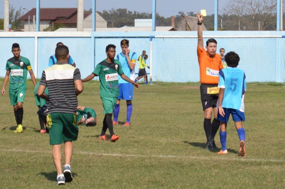 Roger, do Estância, levou amarelo e ainda teve a infelicidade de marcar um gol contra. Lembrou o zagueiro Gum e suas mitadas no Cartola. (Foto: Lucas Gabriel Cardoso)