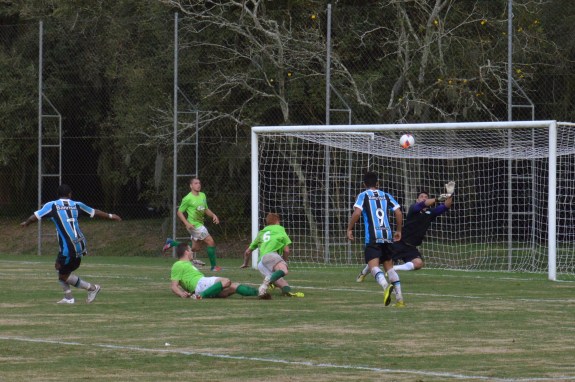 William Lago ainda fez importantes intervenções, evitando uma goleada ainda maior. (Foto: Lucas Gabriel Cardoso)
