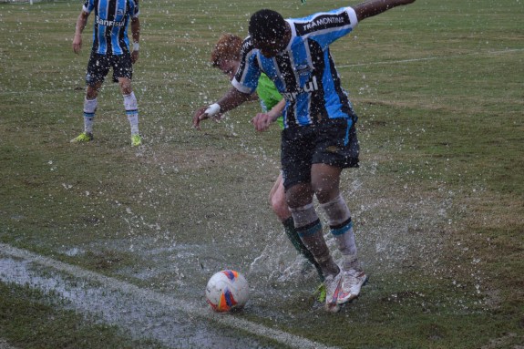 A chuva da madrugada anterior deixou o gramado encharcado apenas na lateral próxima às arquibancadas e aos bancos de reserva. (Foto: Lucas Gabriel Cardoso)