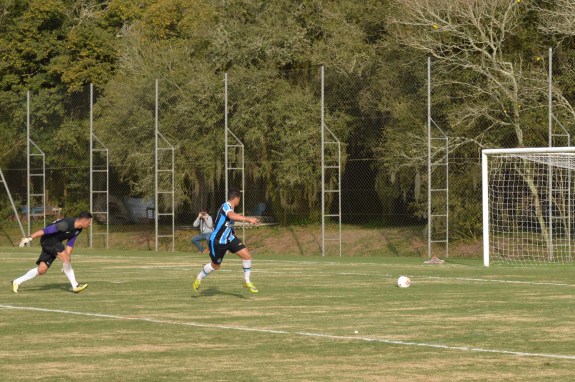 Batista driblou William Lago e só rolou para as redes. (Foto: Lucas Gabriel Cardoso)