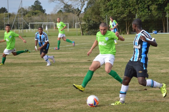 O Grêmio demorou um pouco para se encontrar em campo. Mas depois que conseguiu, dominou o adversário com facilidade. (Foto: Lucas Gabriel Cardoso)