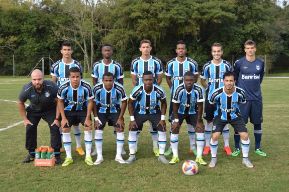 A gurizada sub-23 do Tricolor que saiu jogando: Léo; Raul, Dias, Denilson e Iago; Balbino, Araújo, Tilica e Lincoln; Tontini e Batosta. (Foto: Lucas Gabriel Cardoso)
