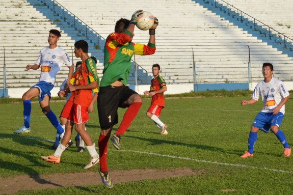 O Índio começou pressionando, mas pecava na hora de finalizar as jogadas. Tradicionais nos gramados gaúchos, os quero-queros davam seus rasantes mortais durante toda a partida. (Foto: Lucas Gabriel Cardoso)