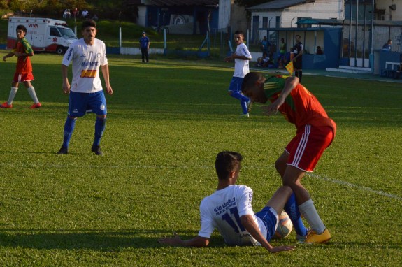 Mesmo goleando, o Aimoré seguiu jogando ÀS GANHA. (Foto: Lucas Gabriel Cardoso)