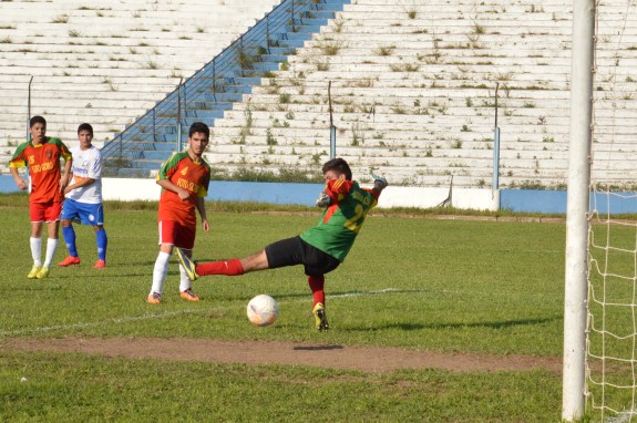 Defesa do Nacional só observa a bola tomando o rumo das redes, pegando o goleiro Henrique no contrapé. (Foto: Lucas Gabriel Cardoso)