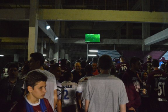 Com a bola já rolando para o segundo tempo, ainda havia torcedores formando uma arquibancada paralela para, acreditem, assistir o Gre-Nal. Foi constrangedor quando o Fernandinho fez o quarto gol e alguns torcedores vibraram. (Foto: Lucas Gabriel Cardoso)
