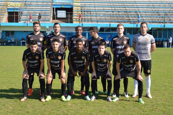 Ismael; Luiz Felipe, Vagner, Douglas e Guerra; Elias, Thiago, Felipinho e Evair; Giovanni e Vandinho. (Foto: Lucas Gabriel Cardoso)